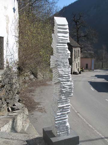 Skulpturenweg Peccia: Verschobene Schichtung, 2005/06, Cristallina-Marmor, 198 x 28 x 24 cm