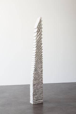 Plattenverschiebung, 2006, Marmor, 186 x 25 x 16 cm