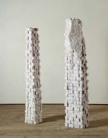 rechts: Block, 2003, Cristallina-Marmor, 130 x 25 x 17 cm